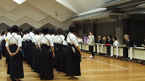 第二武道場で行われたなぎなた競技大会開会式において、インターハイの開催をＰＲしました。