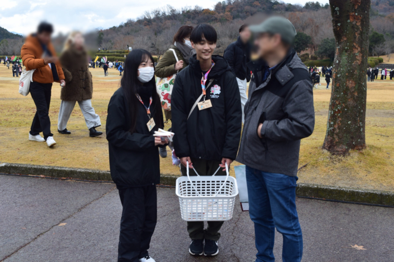 カイロを配布し、来場者と交流する様子